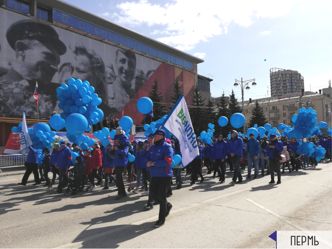 УЗПМ отметил Первомай в сопровождении гимнасток и мыльных пузырей