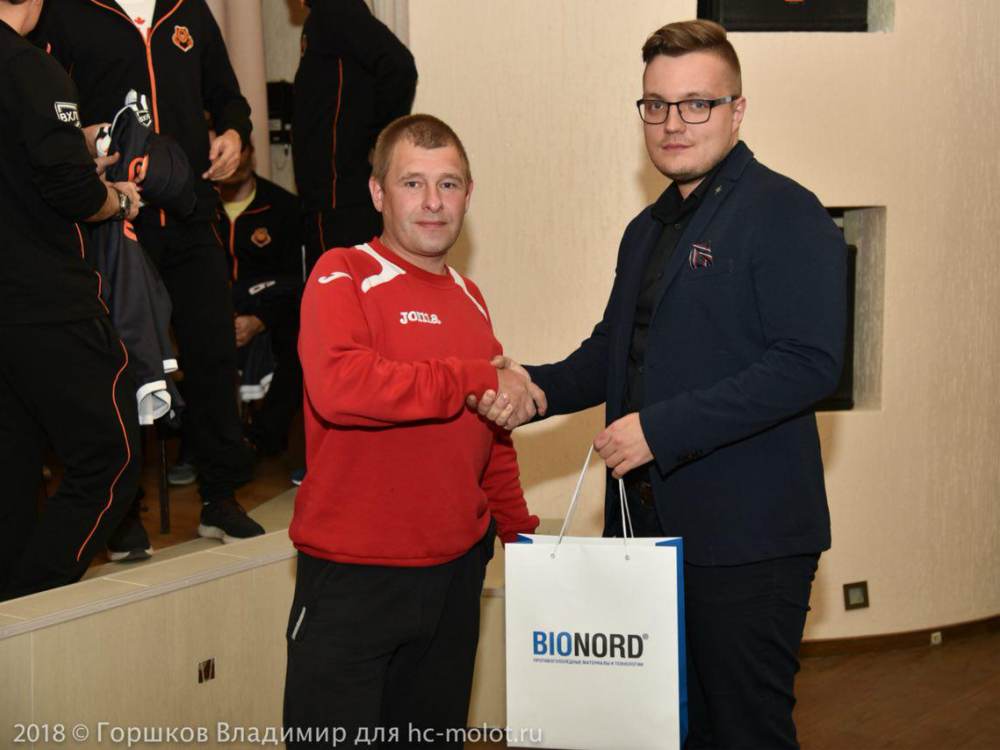 Болельщик ХК «Молот-Прикамье» получил приз от УЗПМ 