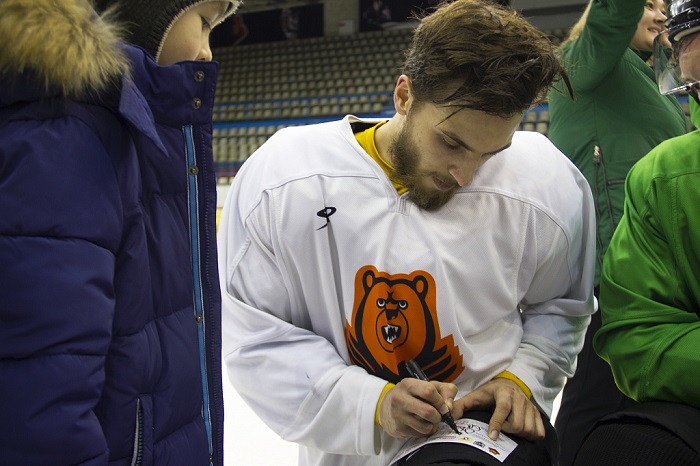 Хоккей и елка: УЗПМ поздравил детей с Новым годом