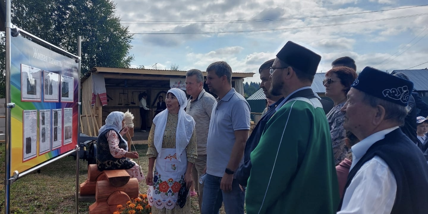 Руководство УЗПМ поздравило жителей старейшего поселения Пермского края