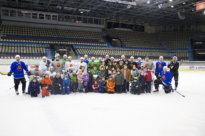 Хоккей и елка: УЗПМ поздравил детей с Новым годом, рис. 3