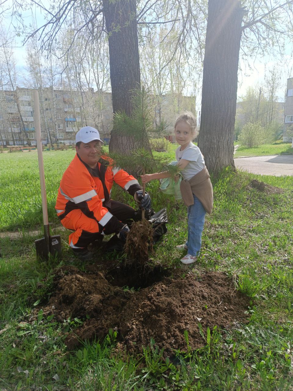 Совет молодежи УЗПМ принял участие в экологической акции по озеленению Краснокамска, рис. 4
